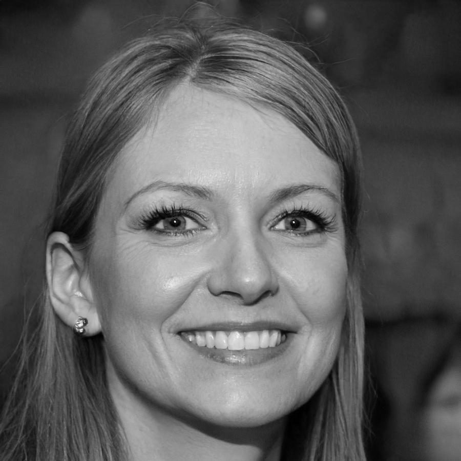 Linnea Viklund, Lead Instructor at energion-glowly, teaching financial analysis concepts